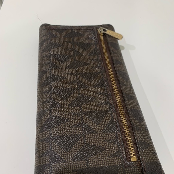 Michael Kor Vintage 2013 Satchel Purse with matching wallet. - Picture 8 of 8